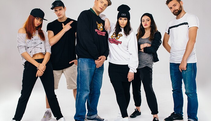 Сети взорвал новый клип украинской группы о популярном пакете из супермаркета