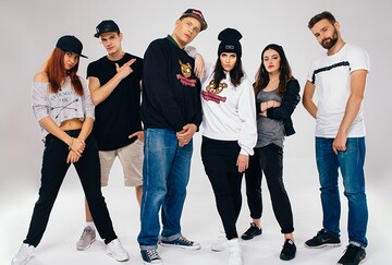 Сети взорвал новый клип украинской группы о популярном пакете из супермаркета