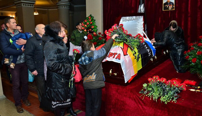 Хоть в театре побывал: как соцсети оценили похороны Моторолы