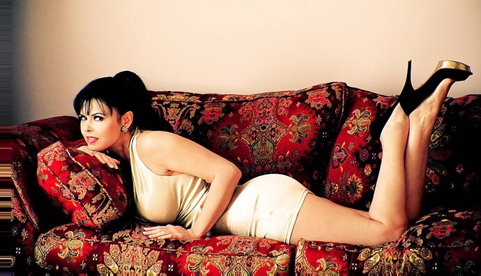 Итальянская оперная дива разделась во славу Путина на Красной площади