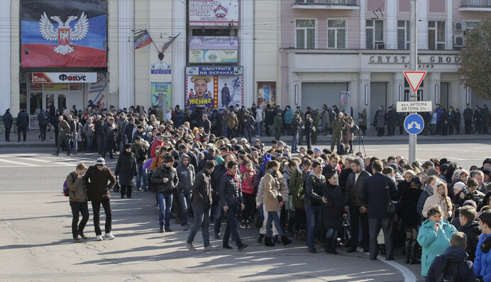 Донецьку веліли сумувати: на похорон Мотороли людей зганяли під страхом звільнення