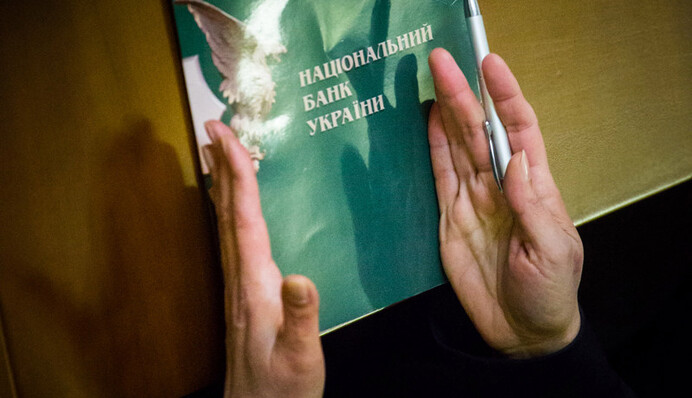 Порошенко ввел контроль над денежно-кредитной политикой НБУ