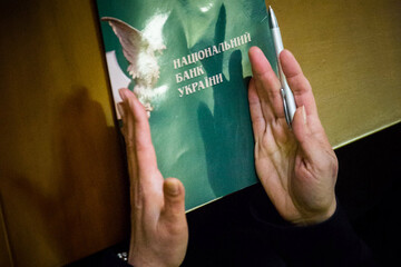 Порошенко ввел контроль над денежно-кредитной политикой НБУ