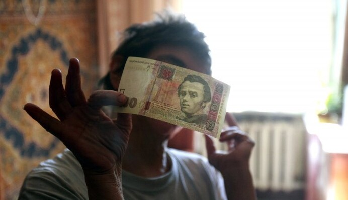 Выйти из тени: к чему приведет решение Кабмина повысить минималку