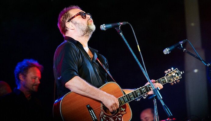 Российская рок-легенда удивила фанов коробкой на голове: опубликованы фото