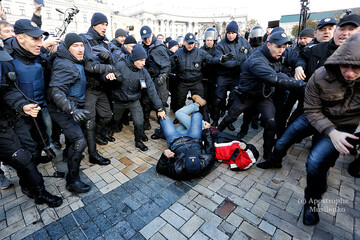 Як в Києві розігнали "конопляний марш": яскраві фото бійки в центрі міста