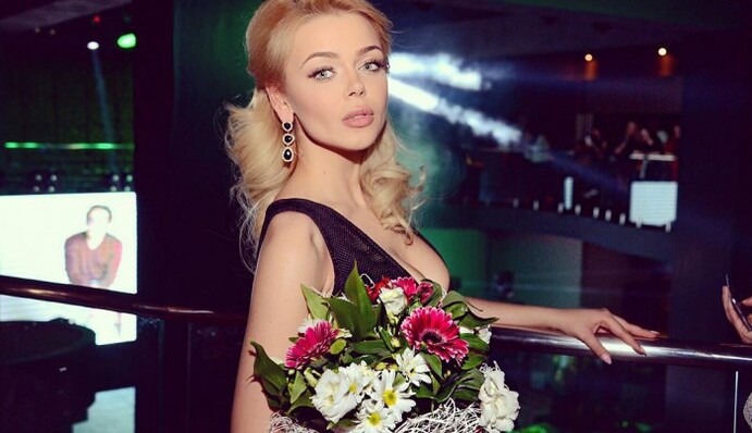 Выступающая в РФ украинская певица похвасталась снимком в купальнике