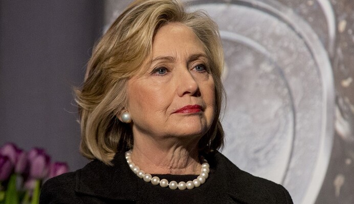 Сети взорвало фото прогуливающейся в лесу Клинтон