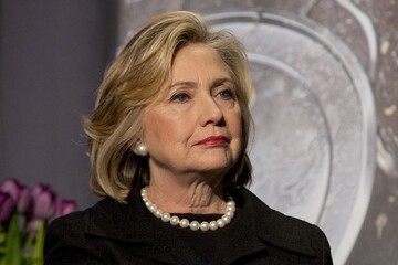 Сети взорвало фото прогуливающейся в лесу Клинтон