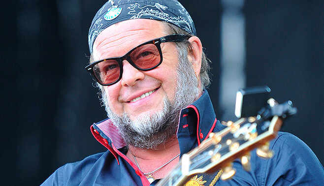 Российская рок-звезда удивила уличным концертом в Украине