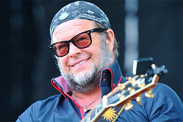 Российская рок-звезда удивила уличным концертом в Украине