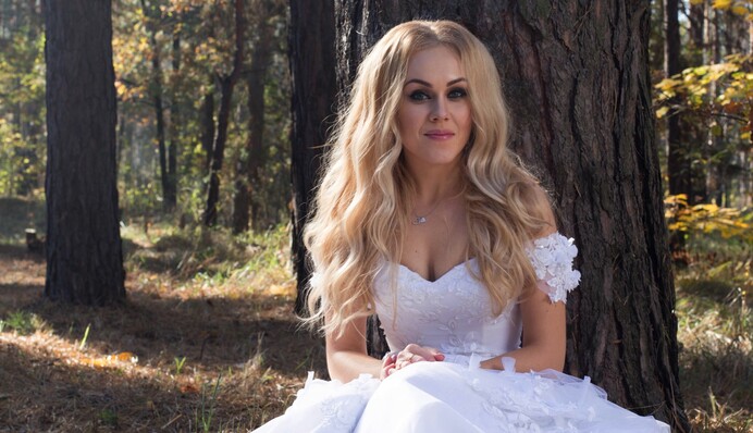 Украинская певица Alyosha в новом видео ограбила свадебный салон