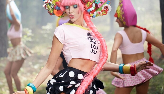 Эпатажная Ольга Полякова похвасталась золотыми ботфортами