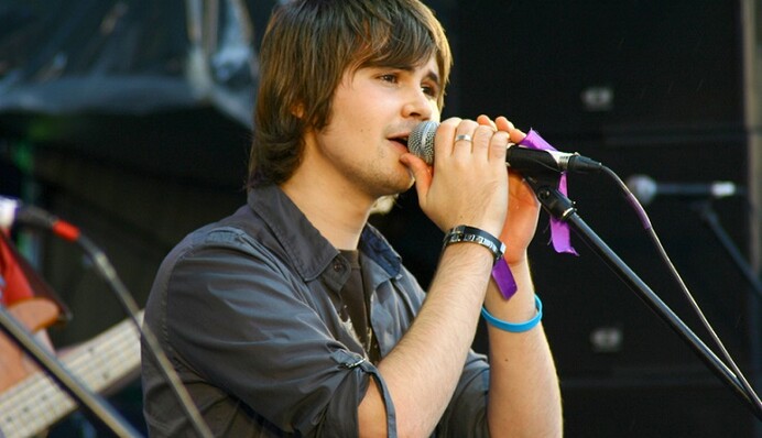 Российский певец в новой песне жестко высмеял борьбу РФ с санкциями