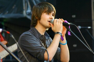 Российский певец в новой песне жестко высмеял борьбу РФ с санкциями