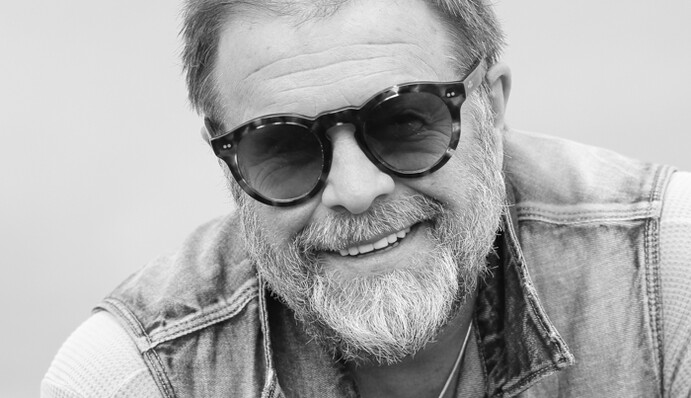 Российская рок-звезда на улицах Полтавы почтила память Леонарда Коэна