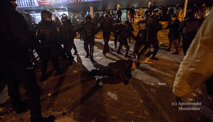 Потасовки между полицией и националистами: эксклюзивные фото, как в Киеве срывали концерт Потапа и Насти Каменских