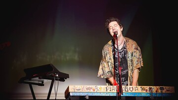 Популярный украинский музыкант в новом клипе высмеял современное общество