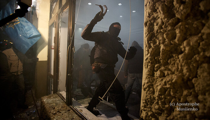 Річниця Євромайдану: з'явились ексклюзивні фото сутичок з поліцією та погромів