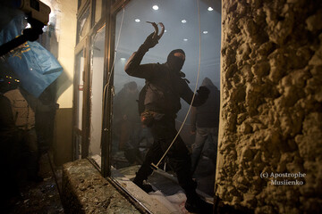 Річниця Євромайдану: з'явились ексклюзивні фото сутичок з поліцією та погромів