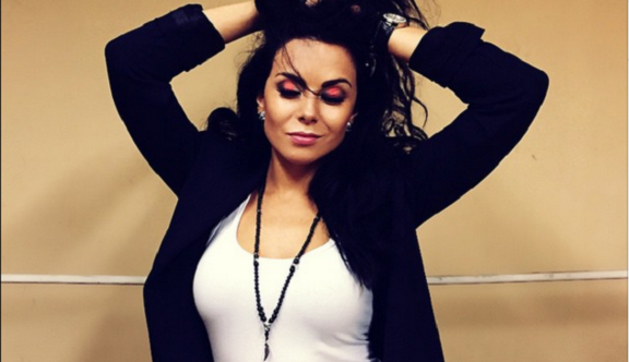 Настя Каменских появилась в чувственном образе на обложке глянца