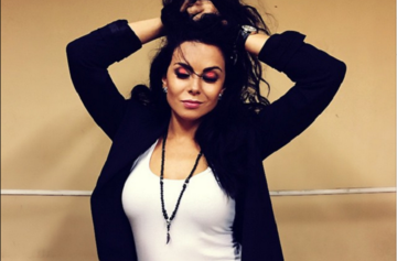 Настя Каменских появилась в чувственном образе на обложке глянца