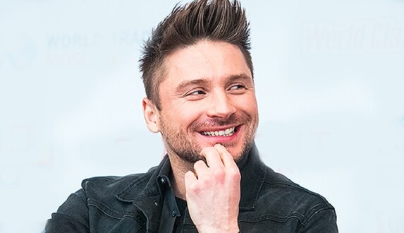 Известный певец позабавил сети эпатажным поздравлением с первым днем зимы