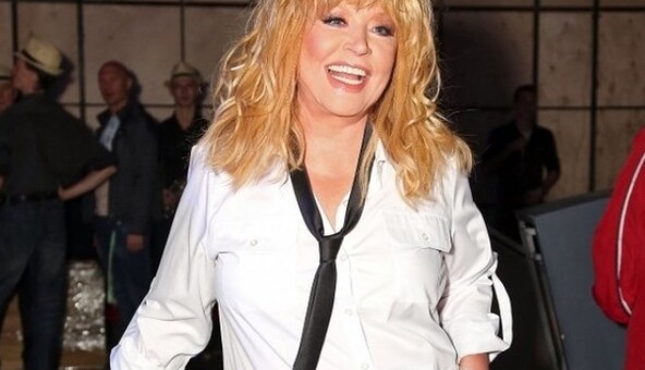 Алла Пугачева восхитила соцсети худыми ногами в мини и пышной гривой