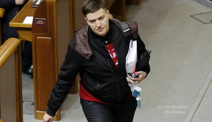 Надежда Савченко проигнорировала деловой этикет в Раде: опубликованы фото
