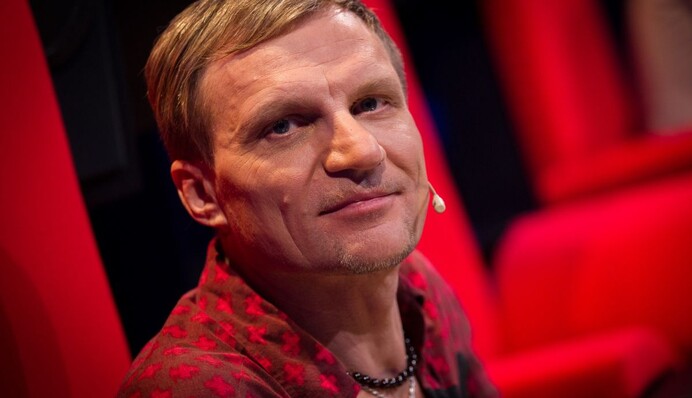 Олег Скрипка поздравил украинскую армию ярким клипом