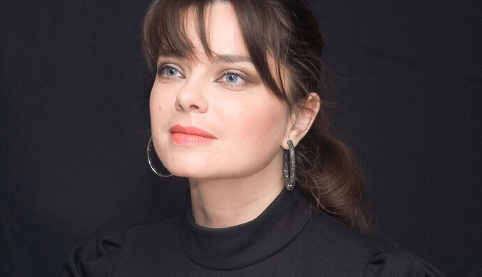 В сети раскритиковали вульгарный наряд запрещенной СБУ российской поп-звезды