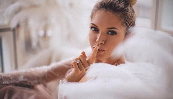 Сбежавшая невеста: Вера Брежнева восхитила сети свадебным фото