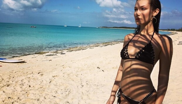 Скандальная топ-модель похвасталась жаркими фото с отдыха