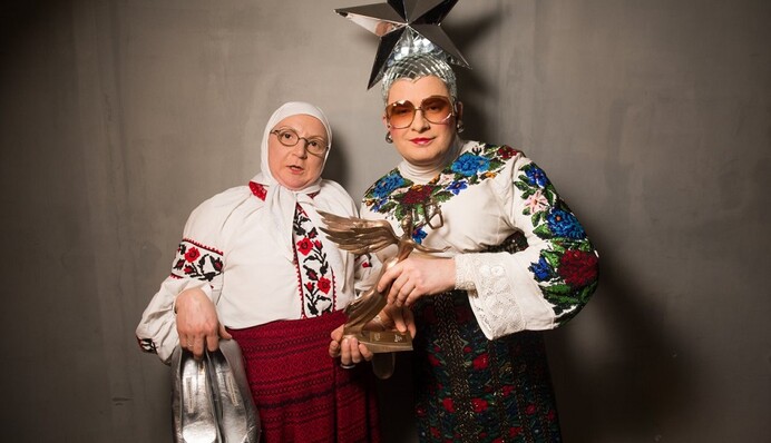 Верка Сердючка засветила в сети пикантное фото со сценической матерью