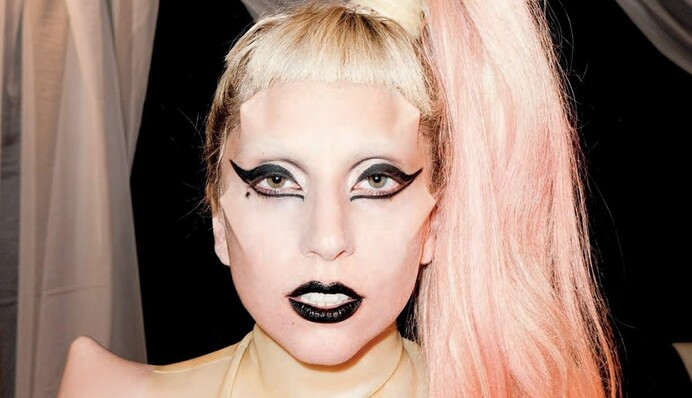 Леди Гага показала эмоциональную историю сестер в новом видео