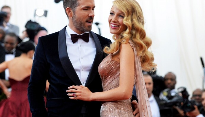 Голливудская пара впервые вышла в свет с детьми