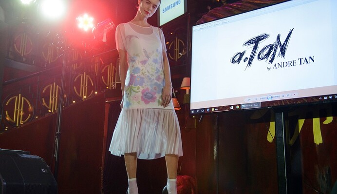 Модный тренд 2017 – Андре Тан представил яркие носки DUNA под босоножки