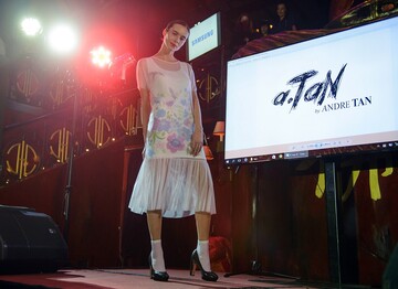 Модный тренд 2017 – Андре Тан представил яркие носки DUNA под босоножки