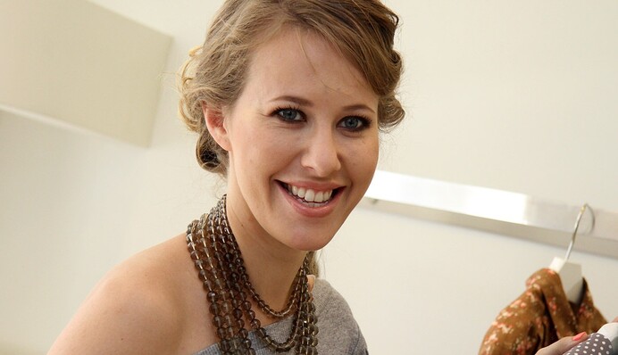 Ксения Собчак показала глубокое декольте