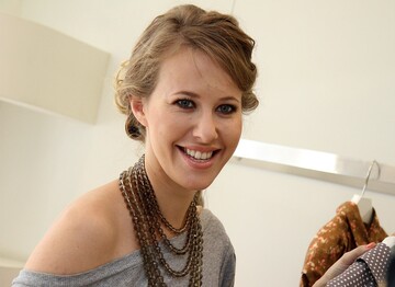 Ксения Собчак показала глубокое декольте