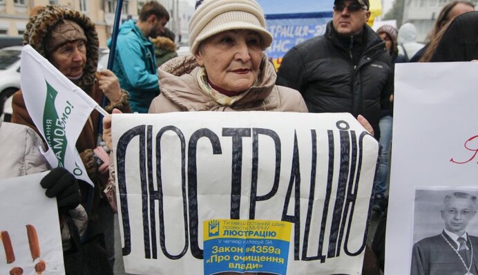 Конфликт интересов: кто тормозит рассмотрение в КС закона о люстрации