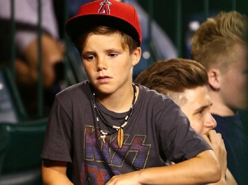 Младший сын Бекхэмов взорвал сеть видео, в котором снял брата и сестру