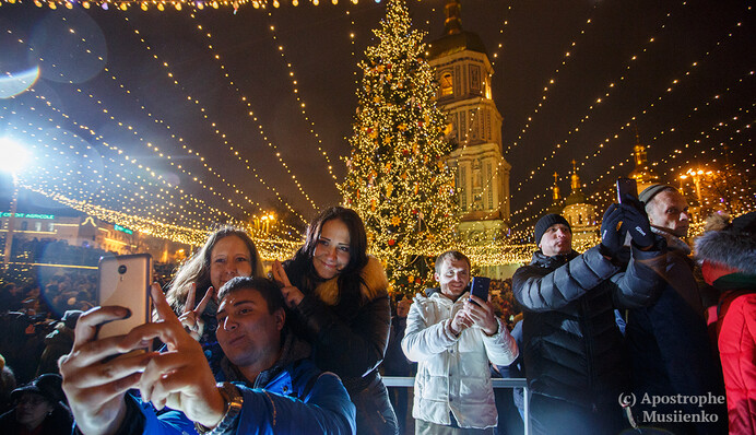 Каруселі, ярмарок, вогні: яскраві фото з відкриття головної ялинки країни