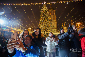 Каруселі, ярмарок, вогні: яскраві фото з відкриття головної ялинки країни