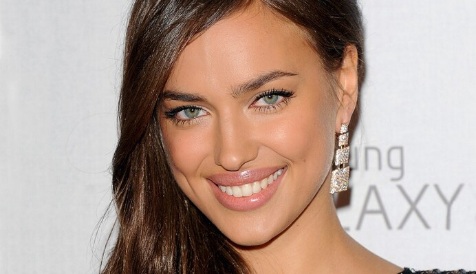 Беременная Ирина Шейк продемонстрировала стройные ноги в обтягивающих джинсах