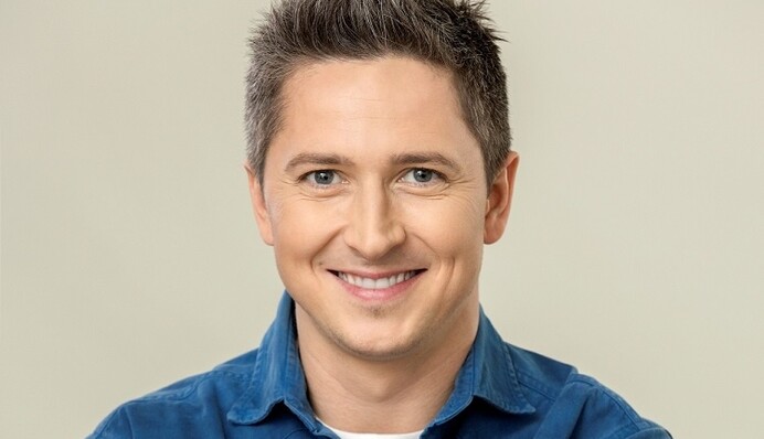 Известный украинский ведущий попробовал себя в амплуа доярки