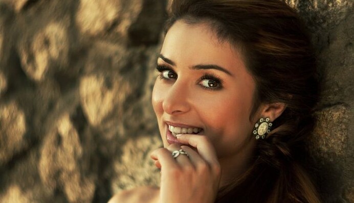 Злата Огневич в шикарном венке спела старинную колядку в поддержку сирот