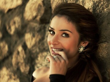 Злата Огневич в шикарном венке спела старинную колядку в поддержку сирот