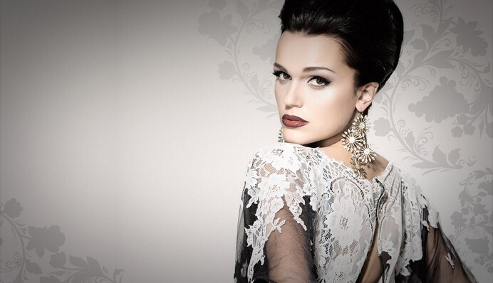 Что за дедушка: фанатки певицы Славы раскритиковали ее фото с мужем