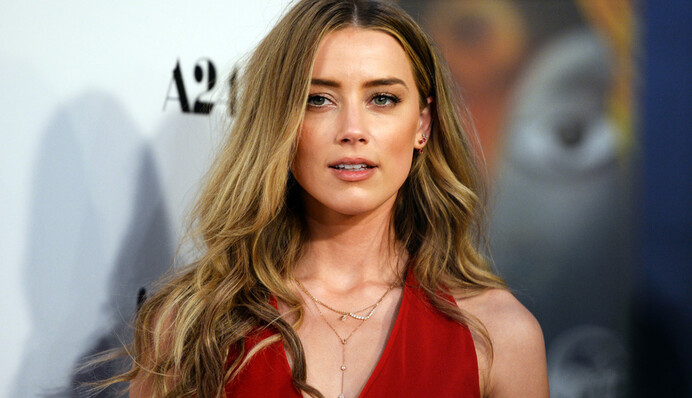 Война продолжается: Джонни Депп требует от Эмбер Херд 100 тысяч долларов